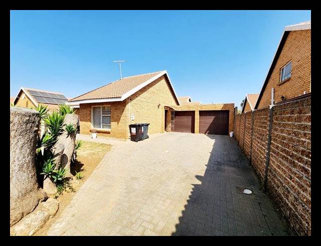 2 BEDROOM CLUSTER FOR SALE IN BONAERO PARK